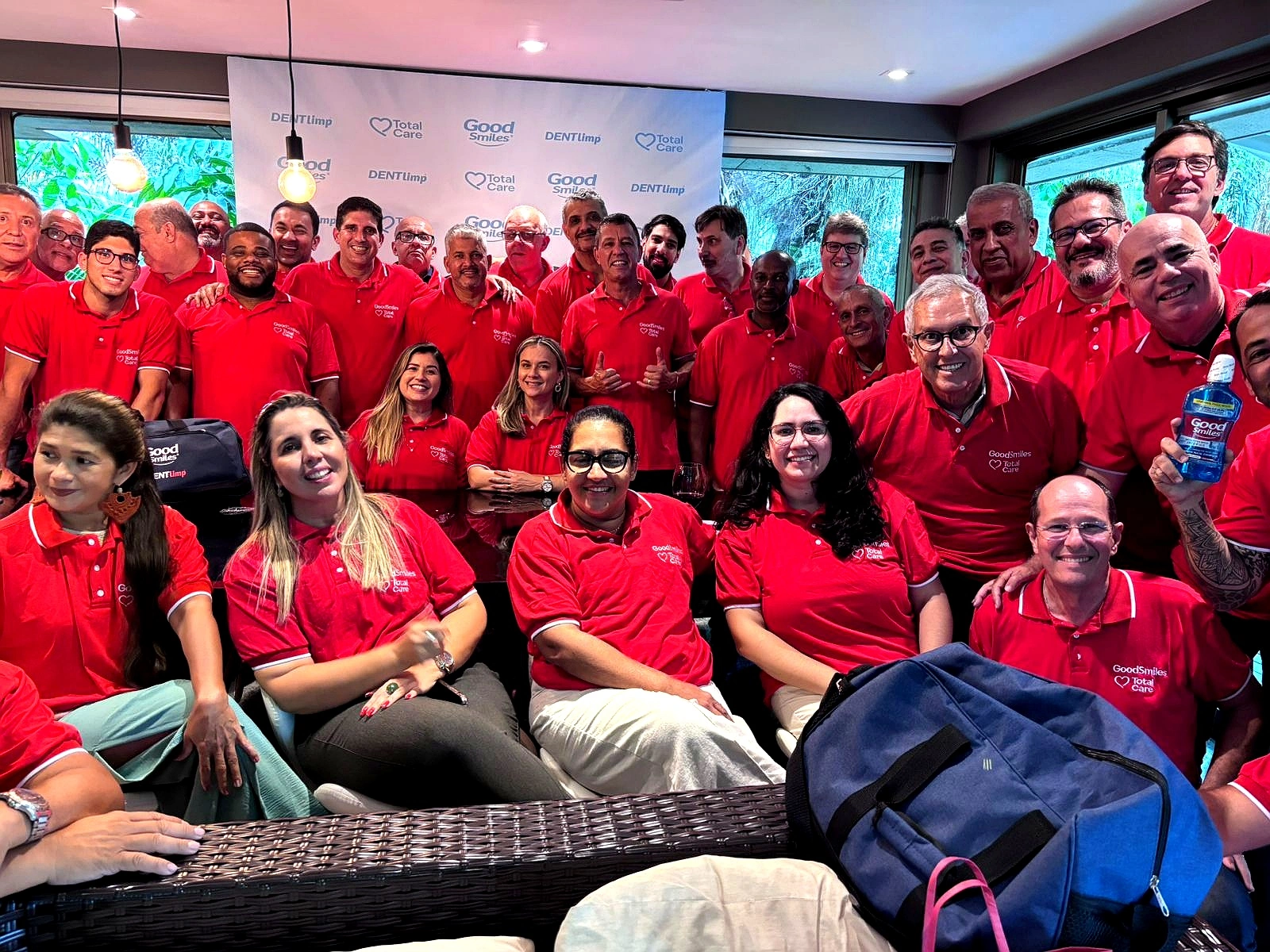 Camisa polo vermelha personalizada GoodSmiles em evento corporativo