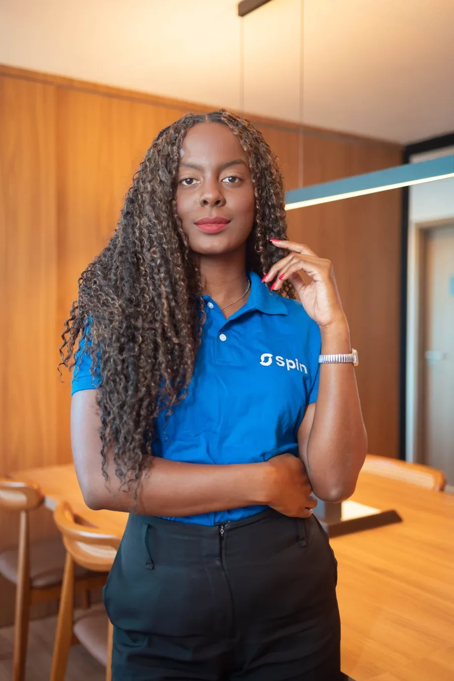 Colaboradora com camisa polo azul personalizada com bordado da marca Spin