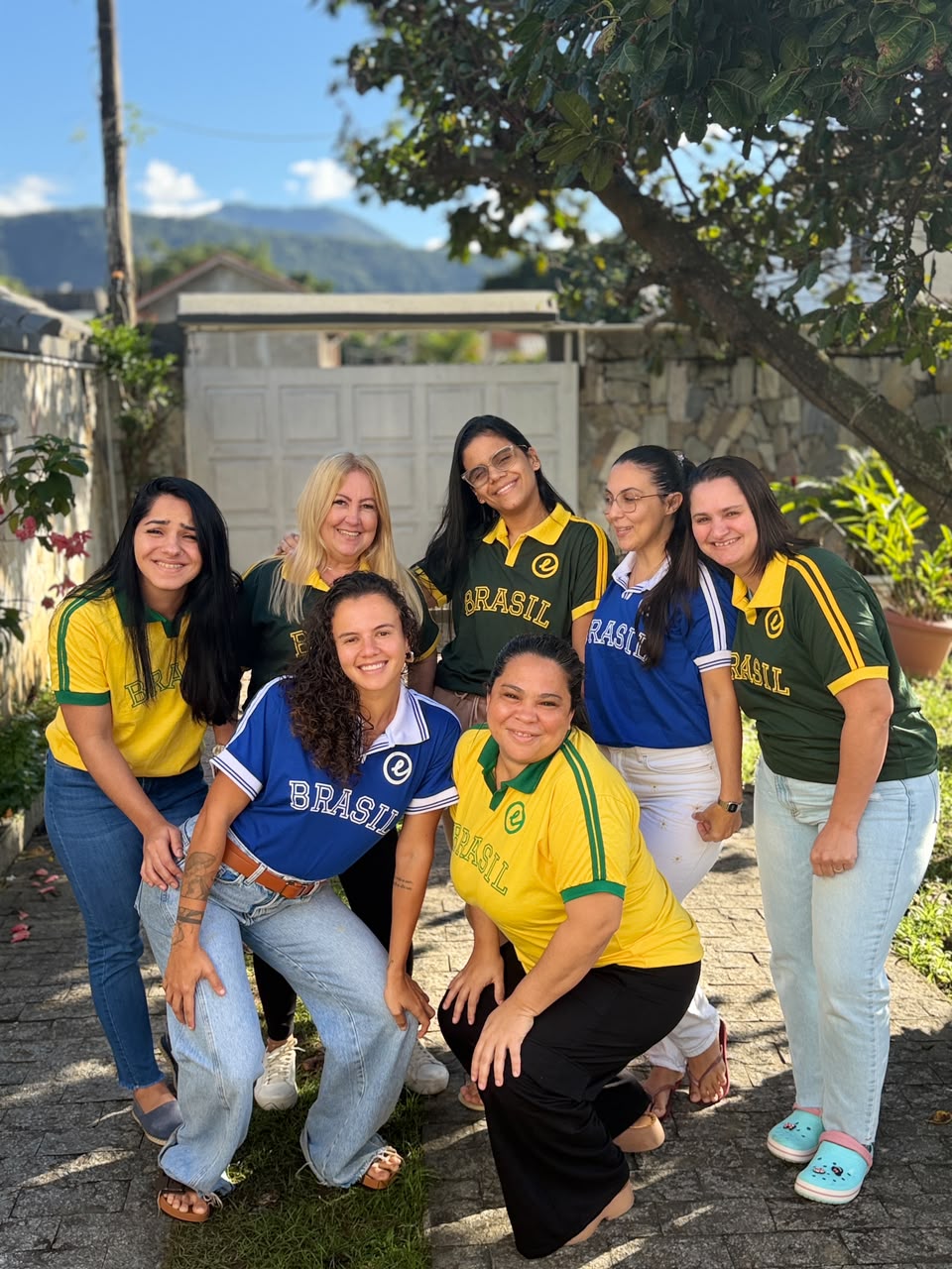 Grupo com camisas polo personalizadas Brasil amarela, azul e verde