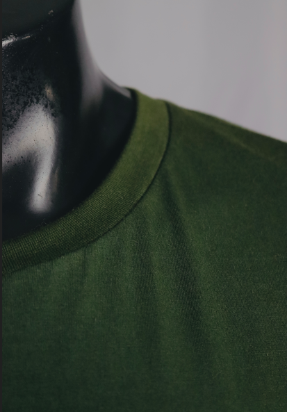 Detalhe da gola ribana de camiseta verde premium