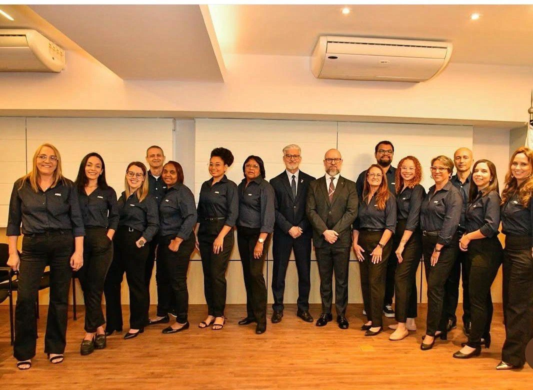 Equipe Rekin vestindo uniformes corporativos personalizados