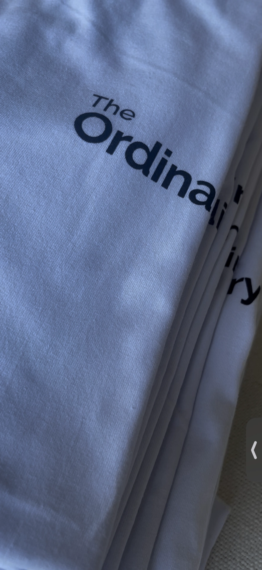Camisetas brancas personalizadas The Ordinary dobradas