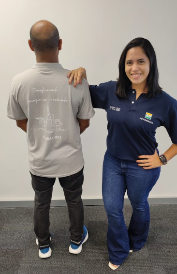 Camisas polo cinza e azul marinho com bordado Petrobras