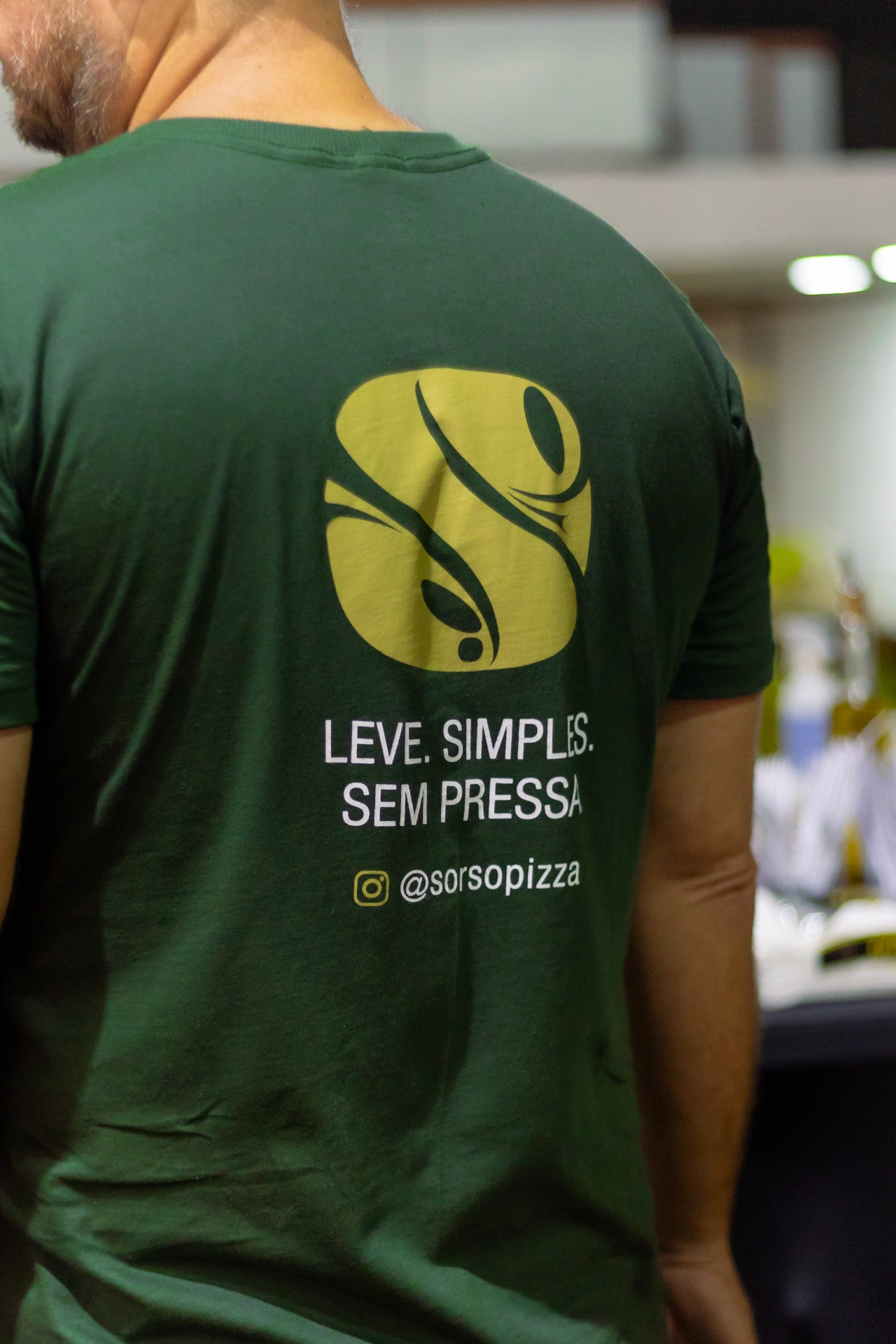 Camiseta verde personalizada SORSO Pizza com estampa nas costas