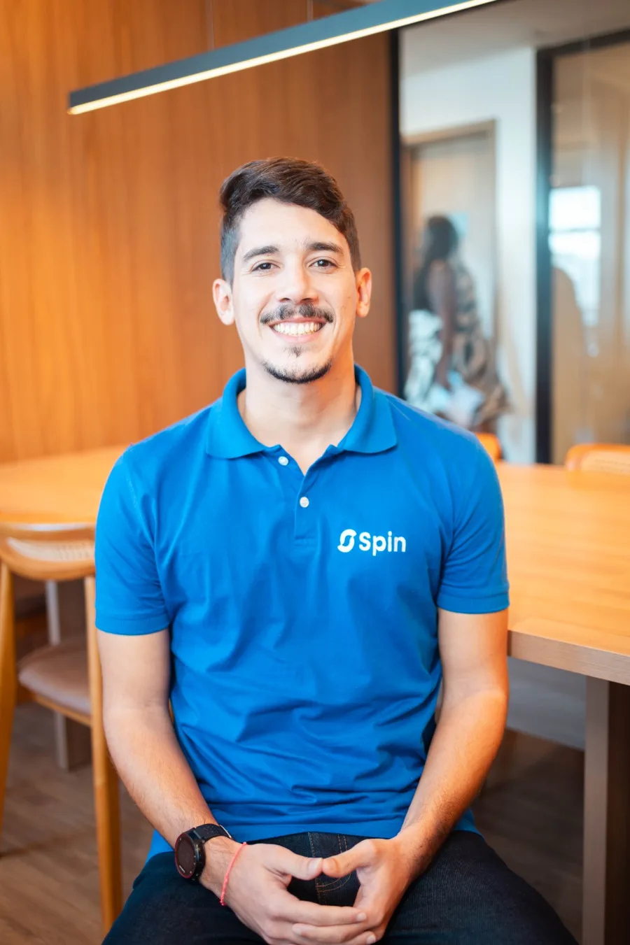 Camisa polo azul da Linha Comfort personalizada para a Spin