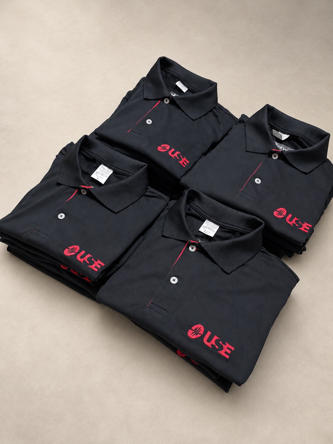 Camisas polo pretas personalizadas USE dobradas
