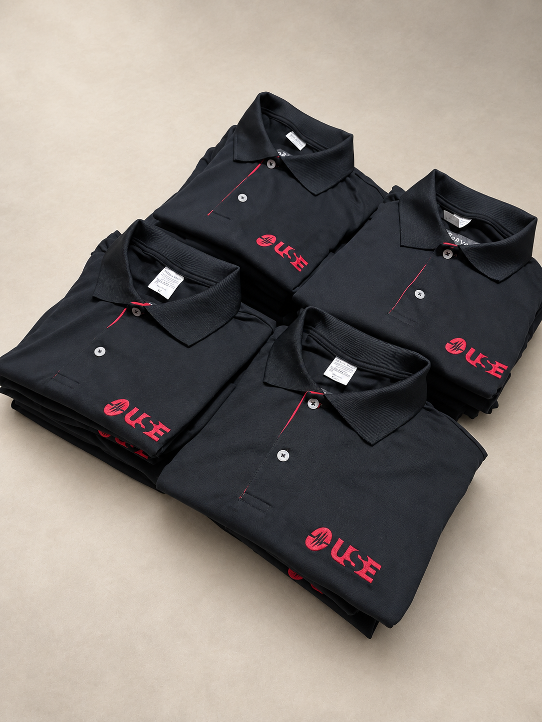 Camisas polo pretas personalizadas com bordado vermelho